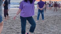 <p>Caca juga ikuti <em>healing therapy</em> berupa <em>intuititive dancing</em> di Venice Beach. Dalam potret berikut, ia terlihat semangat menari sambil diiringan musik dari <em>headphone</em> bersama orang asing nih, Bunda. (Foto: Instagram @marshanda99)</p>