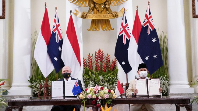 Menhan RI, Prabowo Subianto, mengatakan bahwa Australia sudah mengirim bantuan berupa 15 kendaraan lapis baja ke Indonesia sebagai bentuk kerja sama pertahanan.