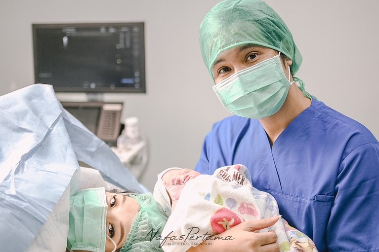 Momen Cherly Juno Lahirkan Anak Kedua Didampingi Sang Suami Kebahagiaan tengah menyelimuti Cherly Juno dan sang suami Arthur Chandra atas kelahiran anak kedua mereka. Yuk intip momennya!