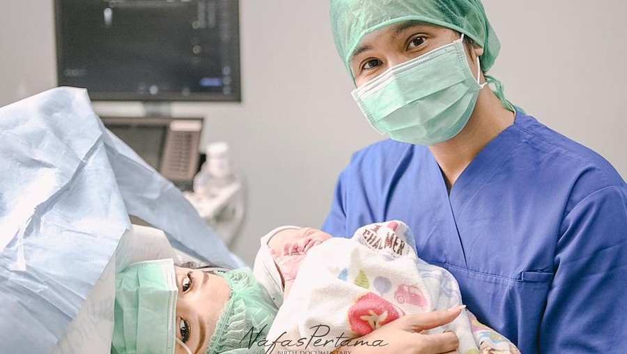 Momen Cherly Juno Lahirkan Anak Kedua Didampingi Sang Suami Kebahagiaan tengah menyelimuti Cherly Juno dan sang suami Arthur Chandra atas kelahiran anak kedua mereka. Yuk intip momennya!