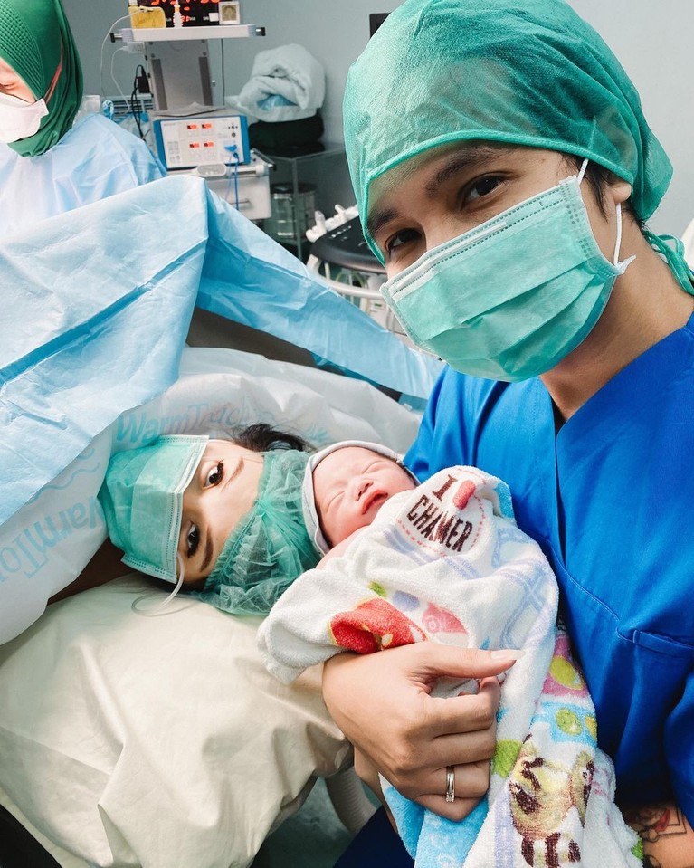 Momen Cherly Juno Lahirkan Anak Kedua Didampingi Sang Suami Kebahagiaan tengah menyelimuti Cherly Juno dan sang suami Arthur Chandra atas kelahiran anak kedua mereka. Yuk intip momennya!