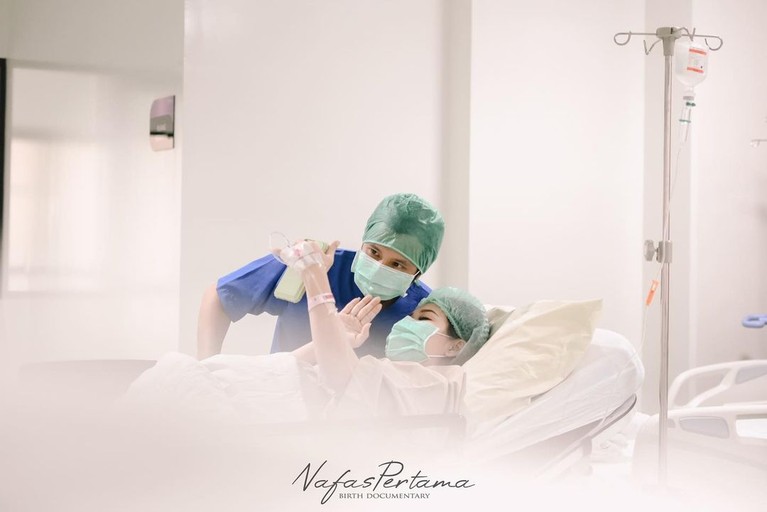 Momen Cherly Juno Lahirkan Anak Kedua Didampingi Sang Suami Kebahagiaan tengah menyelimuti Cherly Juno dan sang suami Arthur Chandra atas kelahiran anak kedua mereka. Yuk intip momennya!