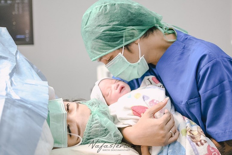 Momen Cherly Juno Lahirkan Anak Kedua Didampingi Sang Suami Kebahagiaan tengah menyelimuti Cherly Juno dan sang suami Arthur Chandra atas kelahiran anak kedua mereka. Yuk intip momennya!