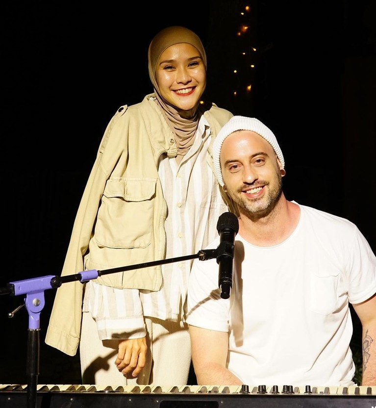 Momen Kejutan Ultah Zaskia Adya Mecca Didatangi Dave Moffatt Zaskya Adya Mecca dapat kejutan bertemu sang idola Dave Moffatt di perayaan ulang tahun yang ke 34. Yuk intip momennya!