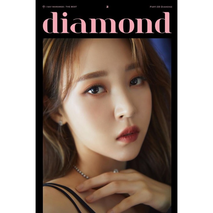 Moonbyul yang biasa tampil casual dan terkesan boyish, kini terlihat menampilkan sisi femininnya dengan makeup natural dan perhiasan permata yang dikenakannya. Cantik banget ya, Beauties?/Foto: Instagram.com/mamamoo_official