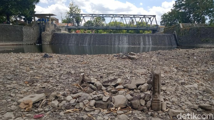 Warga di sekitar Sungai Dengkeng, Klaten dikagetkan dengan munculnya dua gundukan menyerupai makam atau kuburan.
