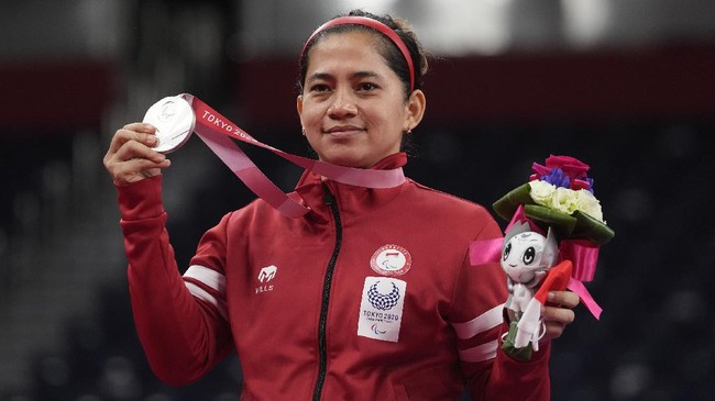 Leani Ratri Oktila yang mempersembahkan dua emas dan satu perunggu di Paralimpiade 2020 tak pernah membayangkan mendapat julukan ratu badminton.