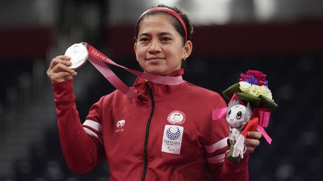 Leani Ratri Oktila: Tidak Menduga Dijuluki Ratu Badminton Leani Ratri Oktila yang mempersembahkan dua emas dan satu perunggu di Paralimpiade 2020 tak pernah membayangkan mendapat julukan ratu badminton.