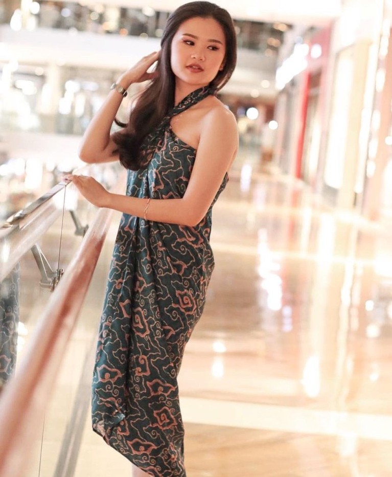 Pamer Punggung Mulus, Intip Potret Felicia Tissue yang Semakin Berani Felicia Tissue tampil semakin berani dengan pamer punggung mulus. Yuk kita intip potretnya!