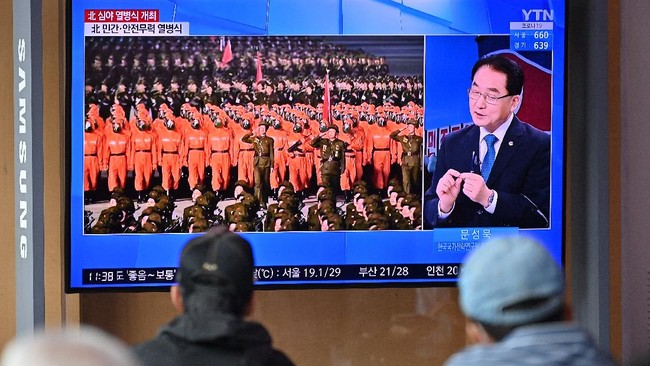 Korea Utara disebut menggelar parade militer di Pyongyang, untuk menandai ulang tahun yang ke-73 negara itu, pada Kamis (9/9) dini hari waktu setempat.