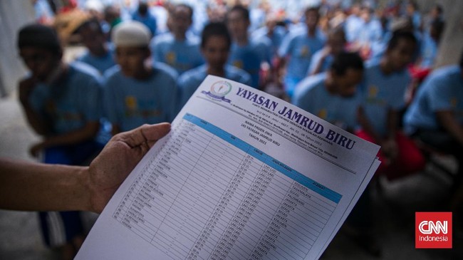 Tren kasus Covid-19 di Indonesia mengalami penurunan sejak memasuki September 2021. Namun ancaman gelombang ketiga berpotensi terjadi pada akhir tahun.