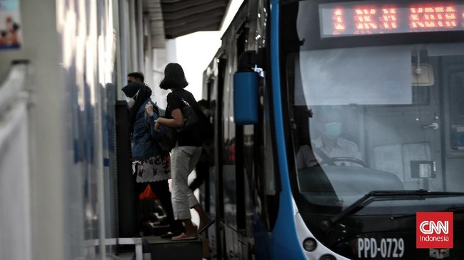 Selama PPKM Level 2, Transjakarta mulai memberlakukan kapasitas angkut pelanggan sebesar 100 persen dari sebelumnya hanya 50 persen.
