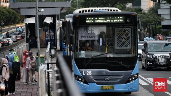 Sopir TransJakarta Tabrak Warga Tak Jadi Tersangka, Ada 4 Alasan Polisi mengaku tak cukup unsur untuk menetapkan sopir bus TransJakarta yang menabrak pejalan kaki di Jaksel sebagai tersangka.