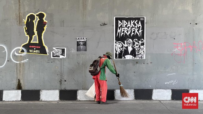 Sejumlah poster yang diduga menyindir atau mengkritik pemerintah muncul di beberapa sudut jalanan Kota Semarang, Jawa Tengah.