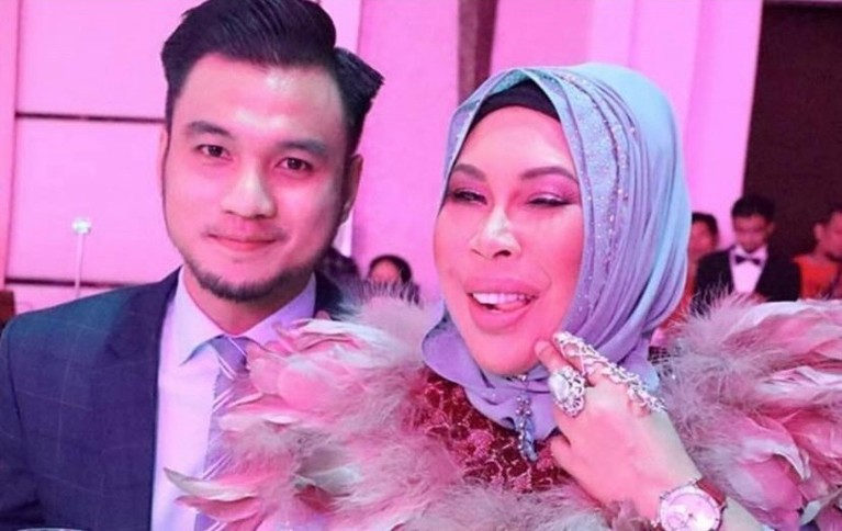 Potret Janda Kaya Raya & Pacar Berondong Mantan Pembantu Beda 22 Tahun Dato Seri Vida janda tajir yang sedang jadi perbincangan karena pacari berondong mantan pembantu beda 22 tahun. Yuk intip potretnya!