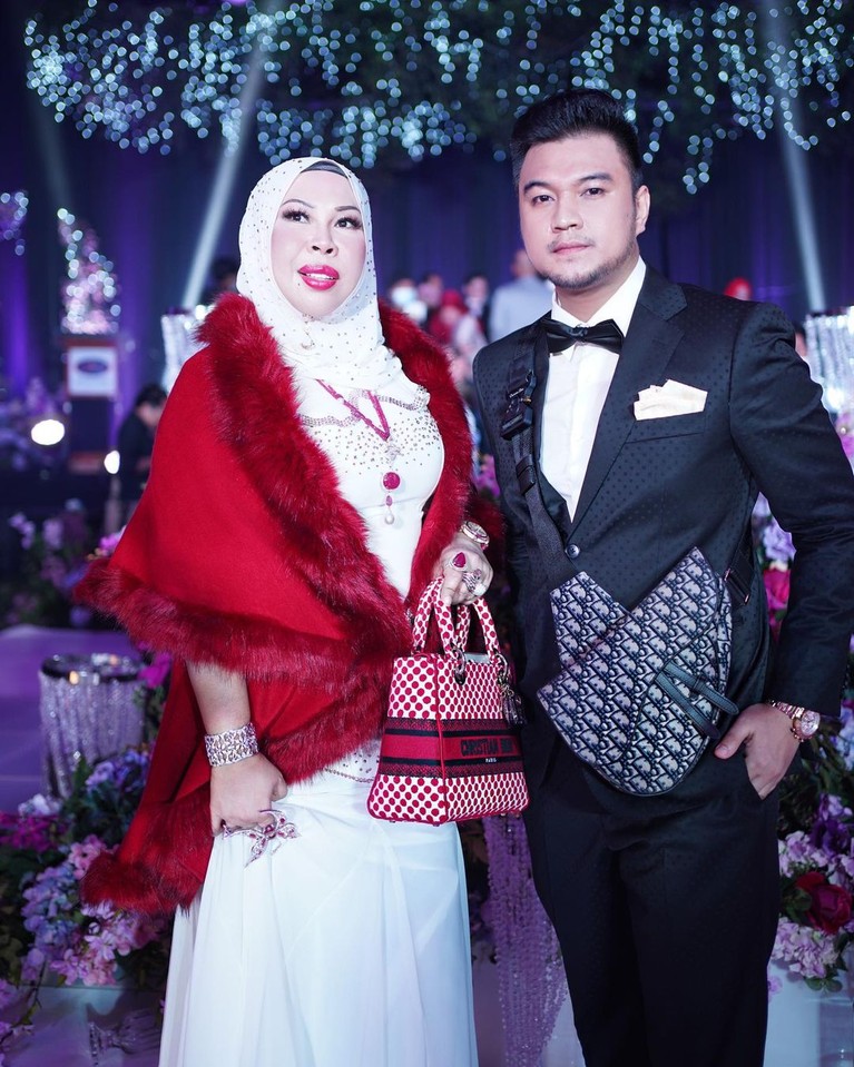 Potret Janda Kaya Raya & Pacar Berondong Mantan Pembantu Beda 22 Tahun Dato Seri Vida janda tajir yang sedang jadi perbincangan karena pacari berondong mantan pembantu beda 22 tahun. Yuk intip potretnya!