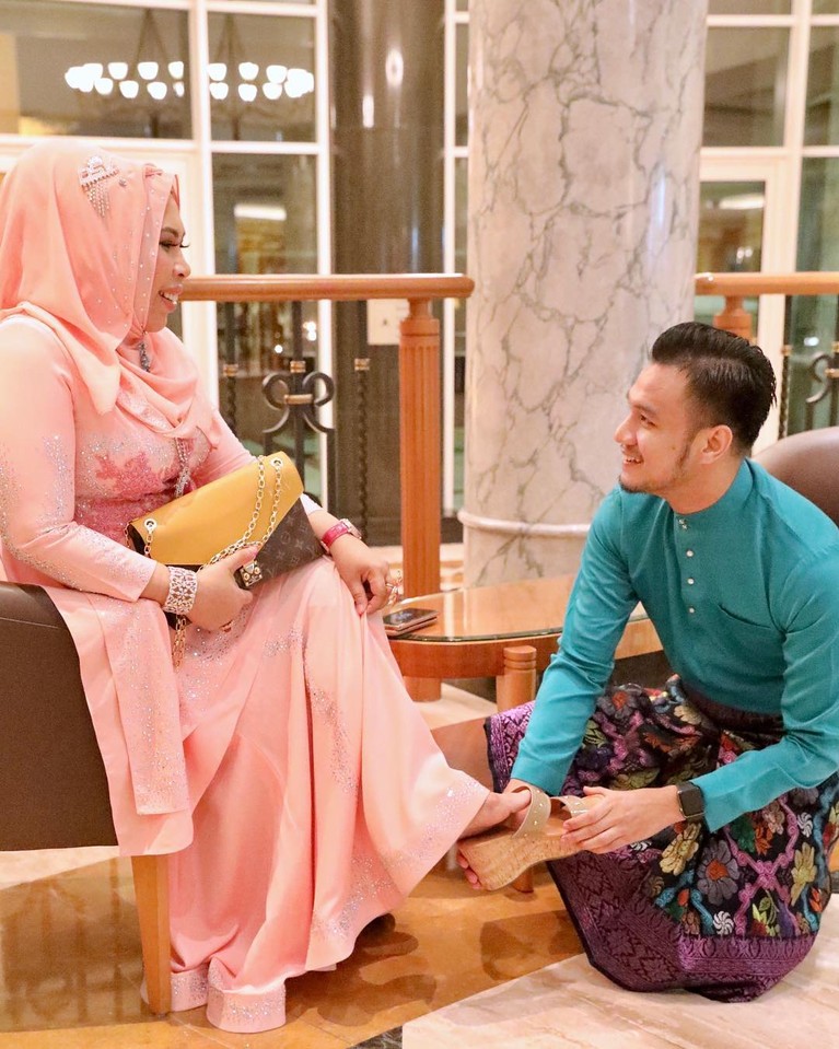 Potret Janda Kaya Raya & Pacar Berondong Mantan Pembantu Beda 22 Tahun Dato Seri Vida janda tajir yang sedang jadi perbincangan karena pacari berondong mantan pembantu beda 22 tahun. Yuk intip potretnya!