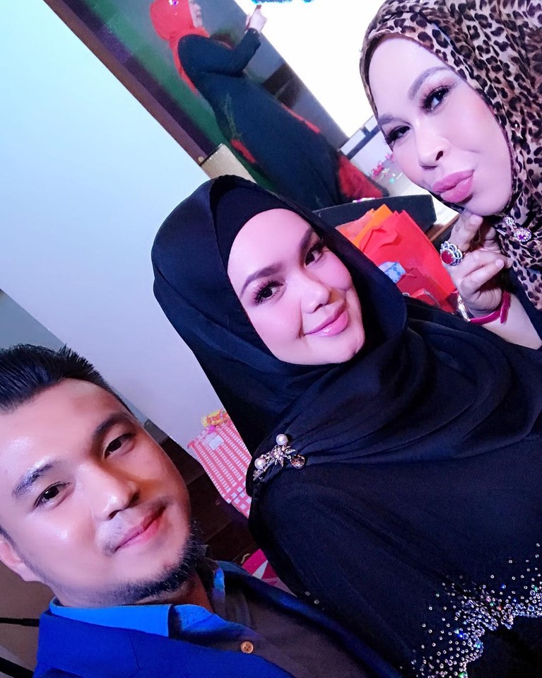 Potret Janda Kaya Raya & Pacar Berondong Mantan Pembantu Beda 22 Tahun Dato Seri Vida janda tajir yang sedang jadi perbincangan karena pacari berondong mantan pembantu beda 22 tahun. Yuk intip potretnya!