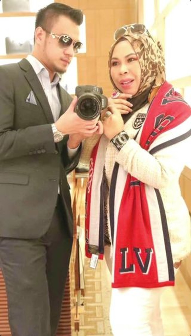 Potret Janda Kaya Raya & Pacar Berondong Mantan Pembantu Beda 22 Tahun Dato Seri Vida janda tajir yang sedang jadi perbincangan karena pacari berondong mantan pembantu beda 22 tahun. Yuk intip potretnya!