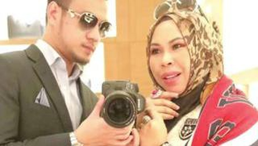 Potret Janda Kaya Raya & Pacar Berondong Mantan Pembantu Beda 22 Tahun Dato Seri Vida janda tajir yang sedang jadi perbincangan karena pacari berondong mantan pembantu beda 22 tahun. Yuk intip potretnya!