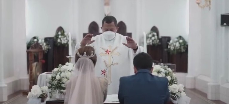 Potret Minati Atmanegara Dampingi Sang Putra Pemberkatan Nikah di Gereja Minati Atmanegara tampak mendampingi sang putra Catra Felder pemberkatan nikah di Gereja. Yuk intip potretnya!