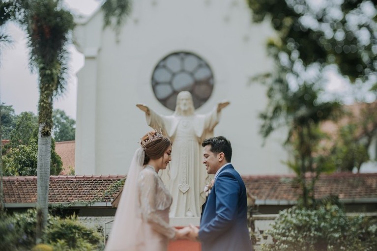 Potret Minati Atmanegara Dampingi Sang Putra Pemberkatan Nikah di Gereja Minati Atmanegara tampak mendampingi sang putra Catra Felder pemberkatan nikah di Gereja. Yuk intip potretnya!