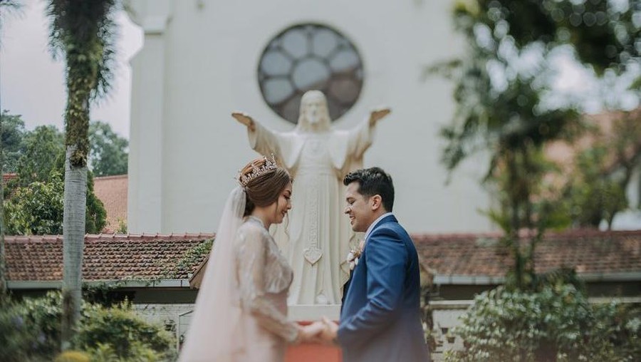 Potret Minati Atmanegara Dampingi Sang Putra Pemberkatan Nikah di Gereja Minati Atmanegara tampak mendampingi sang putra Catra Felder pemberkatan nikah di Gereja. Yuk intip potretnya!