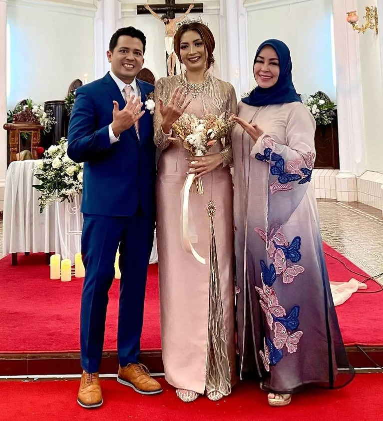 Potret Minati Atmanegara Dampingi Sang Putra Pemberkatan Nikah di Gereja Minati Atmanegara tampak mendampingi sang putra Catra Felder pemberkatan nikah di Gereja. Yuk intip potretnya!