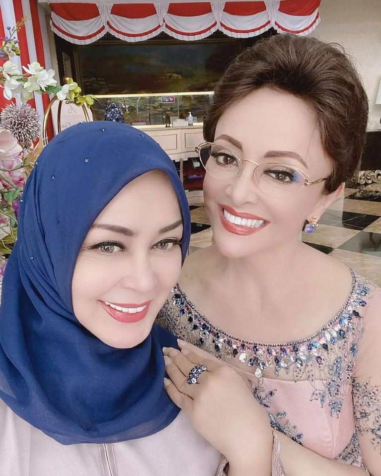 Potret Minati Atmanegara Dampingi Sang Putra Pemberkatan Nikah di Gereja Minati Atmanegara tampak mendampingi sang putra Catra Felder pemberkatan nikah di Gereja. Yuk intip potretnya!