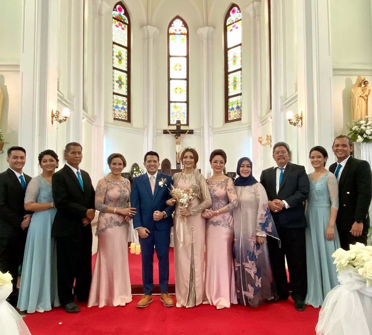 Potret Minati Atmanegara Dampingi Sang Putra Pemberkatan Nikah di Gereja Minati Atmanegara tampak mendampingi sang putra Catra Felder pemberkatan nikah di Gereja. Yuk intip potretnya!