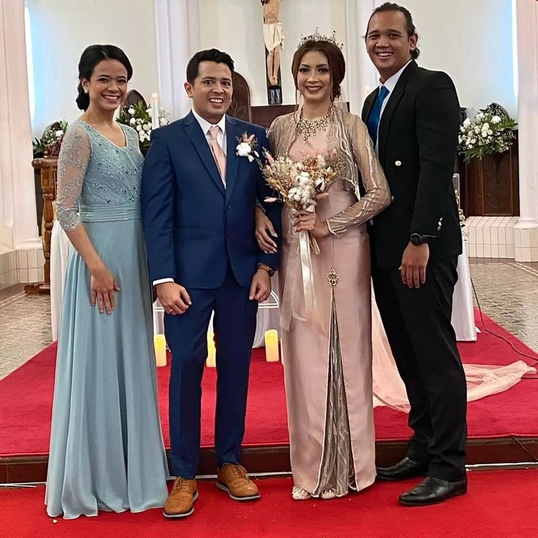 Potret Minati Atmanegara Dampingi Sang Putra Pemberkatan Nikah di Gereja Minati Atmanegara tampak mendampingi sang putra Catra Felder pemberkatan nikah di Gereja. Yuk intip potretnya!