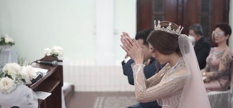 Potret Minati Atmanegara Dampingi Sang Putra Pemberkatan Nikah di Gereja Minati Atmanegara tampak mendampingi sang putra Catra Felder pemberkatan nikah di Gereja. Yuk intip potretnya!