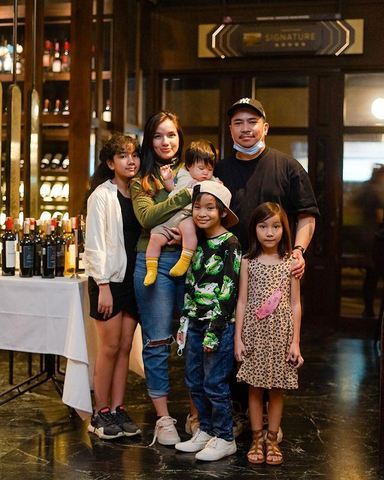Potret Terbaru Sheila Marcia dan Keluarga yang Hidup Bahagia di Bali Potret Terbaru Sheila Marcia dan Keluarga yang Hidup Bahagia di Bali