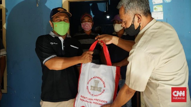 Pria yang mendapat sembako itu sebelumnya diamankan polisi usai membentangkan poster ke arah mobil Jokowi yang lewat di Blitar.