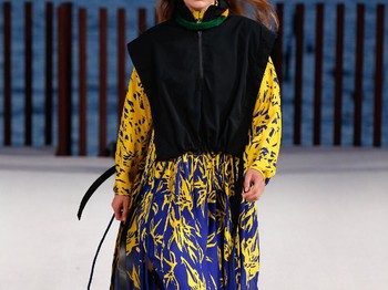 Gigi tampil membawakan dua look di fashion show Versace, salah satunya adalah gaun malam aksen safety pinsFoto: livingly.com/IMAXtree