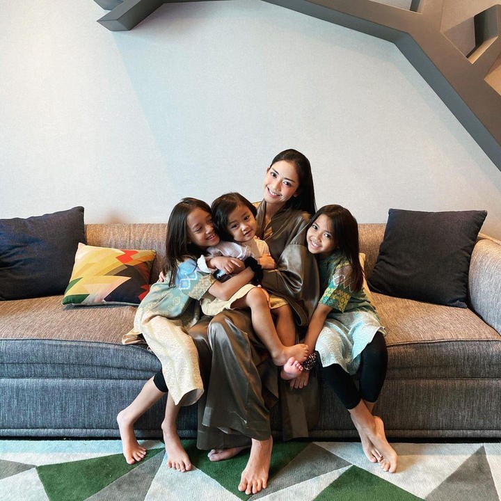 <p>Artis cantik Ririn Dwi Ariyanti ternyata punya rumah mewah yang super megah, Bunda. Dengan dominasi warna monokrom, rumah Ririn jadi makin terlihat besar, lho. (Foto: Instagram: @ririndwiariyanti)</p>