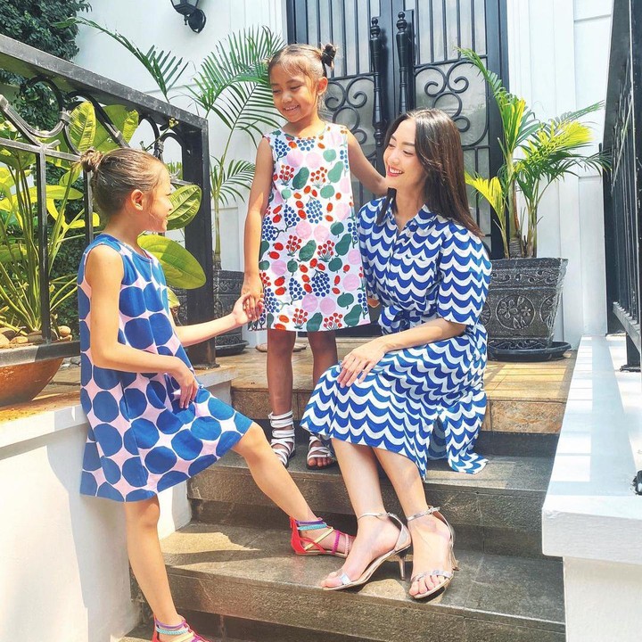 <p>Pada bagian depan, rumah Ririn menggunakan pintu besar warna hitam yang mewah, Untuk mempercantik rumah, Ririn juga menambahkan berbagai tanaman hias, Bunda. (Foto: Instagram: @ririndwiariyanti)</p>