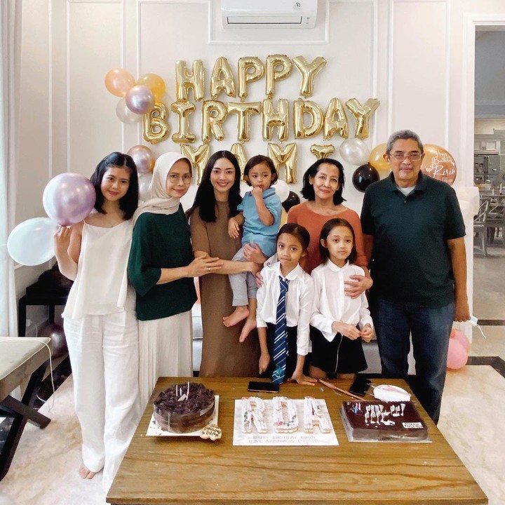 <p>Ruang tamu Ririn juga tampak terlihat megah, Bunda. Dinding putih dan lantai marmer semakin menambahkan kesan glamor. (Foto: Instagram: @ririndwiariyanti)</p>