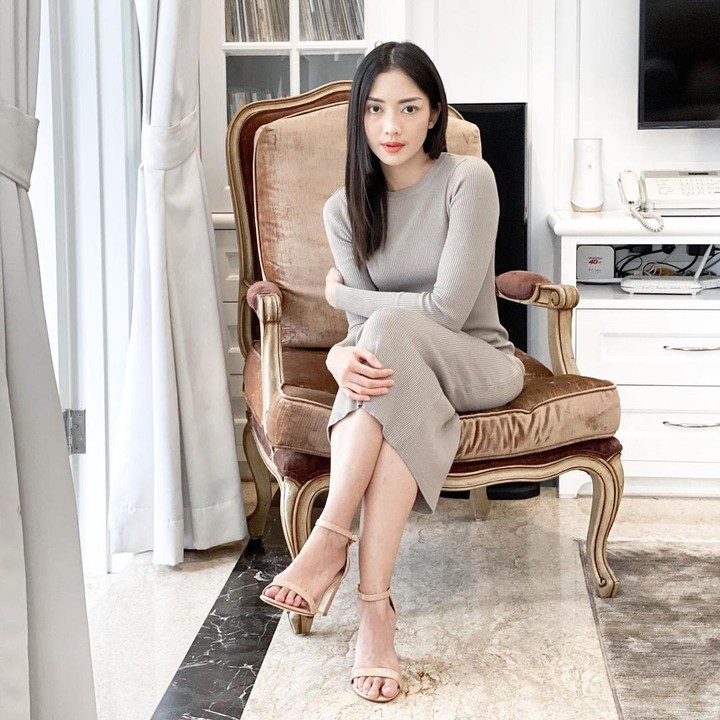 <p>Di salah satu sudut rumah, Ririn meletakkan bangku cokelat yang terbuat dari bahan bludru, lho. Ia pun kerap mengabadikan potret cantiknya ketika duduk di sudut ini. (Foto: Instagram: @ririndwiariyanti)</p>
