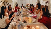 <p>Ruang makan dari Bunda tiga orang anak ini juga terlihat sangat besar, Bunda. Ririn bahkan sempat merayakan momen Natal dan pergantian tahun bersama teman-temannya di sana, lho. (Foto: Instagram: @ririndwiariyanti)</p>