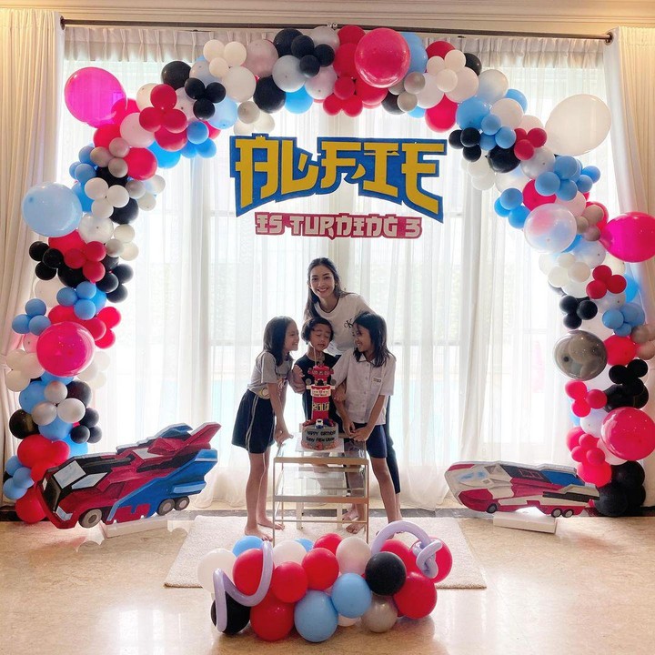 <p>Penambahan kaca yang besar di rumah Ririn juga membuat rumah semakin lega, Bunda. Tak hanya ukurannya yang terkesan besar, namun pencahayaan di rumah juga terlihat sangat baik. (Foto: Instagram: @ririndwiariyanti)</p>