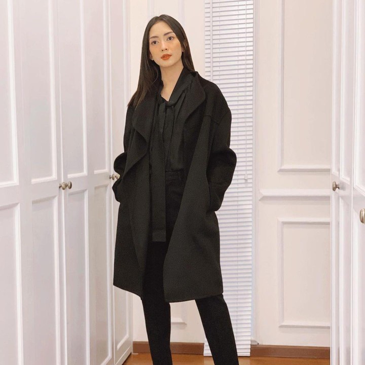 <p>Ririn bahkan memiliki <em>walk in closet</em> yang luas, Bunda. Masih dengan tema warna putih, Ririn memadukan ruangan satu ini dengan lantai bermotif kayu yang elegan. (Foto: Instagram: @ririndwiariyanti)</p>