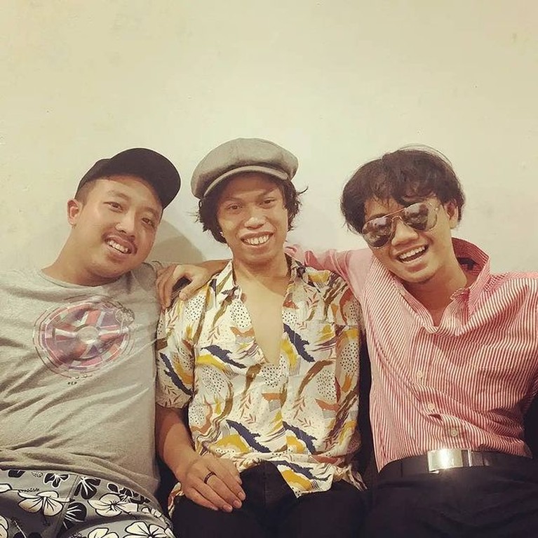 Sederet Gaya Totalitas 3 Pemuda Saat Tirukan Warkop DKI Alfin, Sepriadi dan Dimas adalah tiga pemuda yang viral karena menirukan gaya Warkop DKI. Yuk intip seberapa mirip!