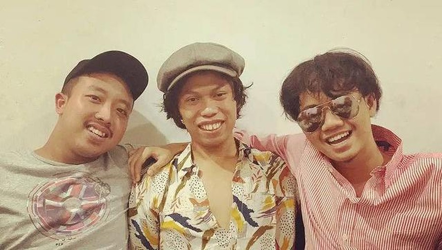 Alfin, Sepriadi dan Dimas adalah tiga pemuda yang viral karena menirukan gaya Warkop DKI. Yuk intip seberapa mirip!