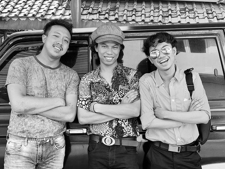 Sederet Gaya Totalitas 3 Pemuda Saat Tirukan Warkop DKI Alfin, Sepriadi dan Dimas adalah tiga pemuda yang viral karena menirukan gaya Warkop DKI. Yuk intip seberapa mirip!