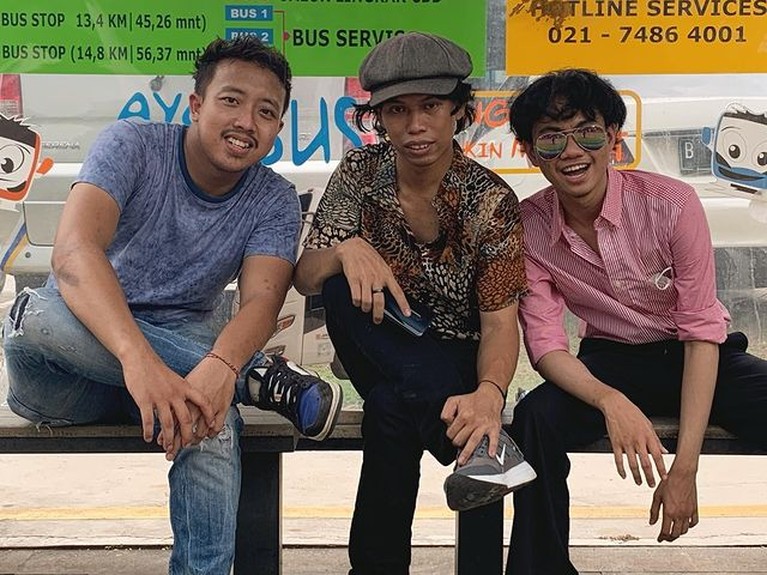 Sederet Gaya Totalitas 3 Pemuda Saat Tirukan Warkop DKI Alfin, Sepriadi dan Dimas adalah tiga pemuda yang viral karena menirukan gaya Warkop DKI. Yuk intip seberapa mirip!