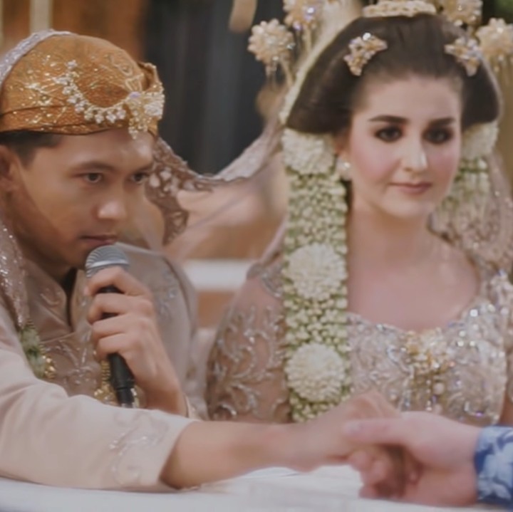 <p>Akad nikah dilangsungkan dengan memakai Bahasa Inggris. Tom mengucapkan kalimat ijab kabul dengan lancar, Bunda. (Foto: YouTube Tess & Tom)</p>