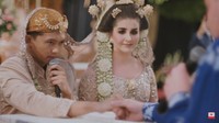 <p>Akad nikah dilangsungkan dengan memakai Bahasa Inggris. Tom mengucapkan kalimat ijab kabul dengan lancar, Bunda. (Foto: YouTube Tess & Tom)</p>