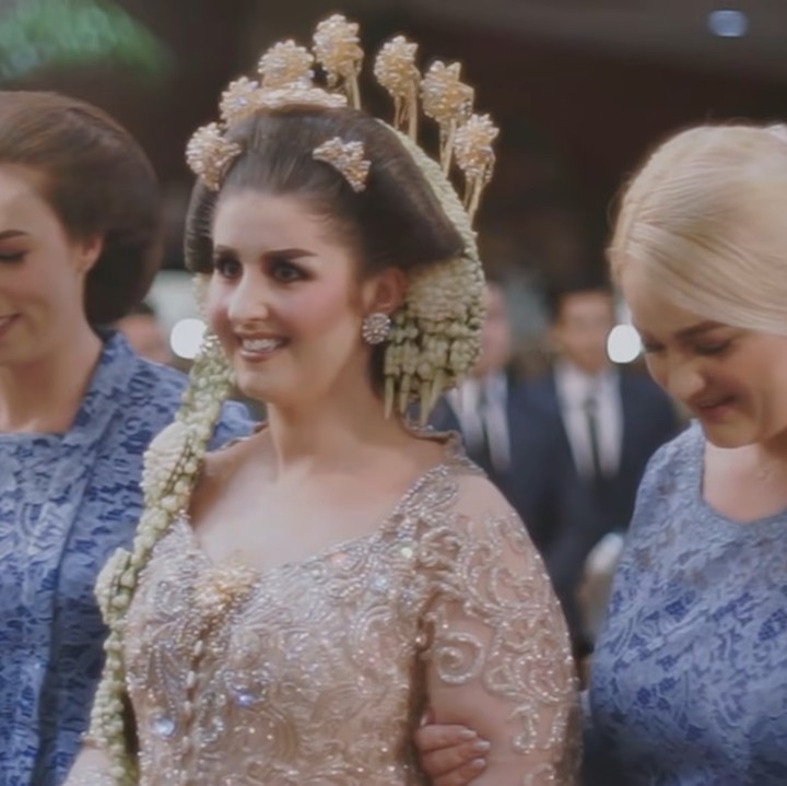 <p>Prosesi pernikahan dimulai dengan akad nikah. Tess tampil cantik dan menjadi pusat perhatian ketika memasuki ruangan. (Foto: YouTube Tess & Tom)</p>