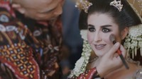 <p>Di hari bahagia itu, Tess tampil cantik ketika dirias menjadi pengantin Jawa. Ia tampil manglingi dengan riasan khas pengantin Indonesia. Penampilannya semakin anggun dengan rambut yang disanggul dan dilengkapi memakai ronce melati. (Foto: YouTube Tess & Tom)</p>